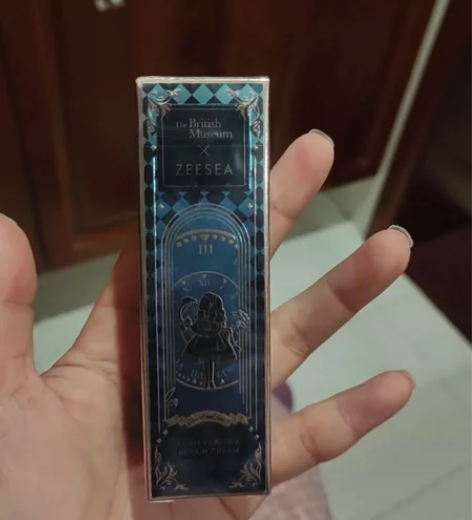 未拆封隔离霜，爱丽丝款一整个好看，据说还可...