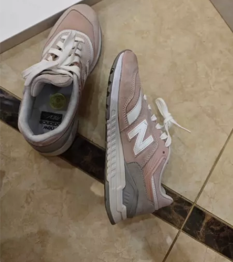 新百伦粉灰运动鞋38码 女 商场购买 9新...