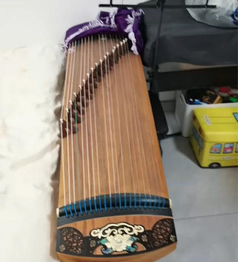 古筝，轻微使用痕迹，只换过一根弦，其余完好...
