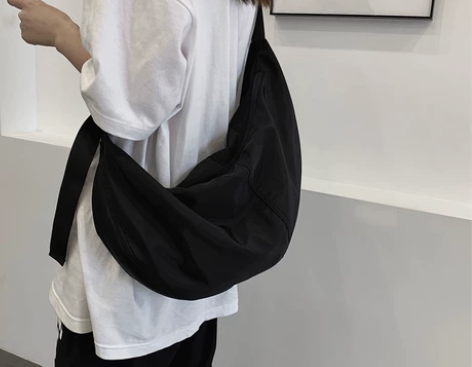 工装包斜挎包女饺子包黑色上课大学生斜肩包休...