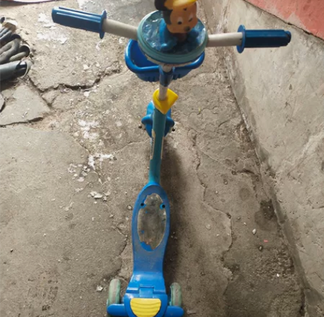 儿童滑板车，清理草厦子，出几个儿童车。所见...