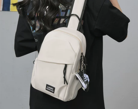 ?黑色（无挂件），几乎全新，休闲简约轻便百...