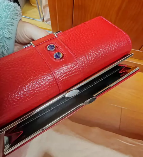 红色女士钱包 感兴趣的话点“我想要”和我私...