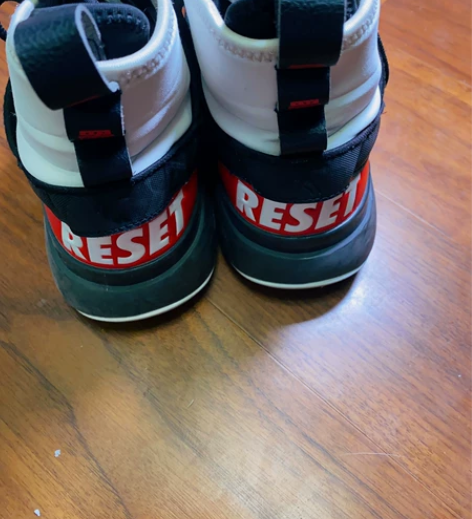 乔丹42.5青少年男鞋新旧如图，原价都是3...