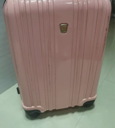 20寸爱华仕粉色行李箱 原价四百多现在外观...