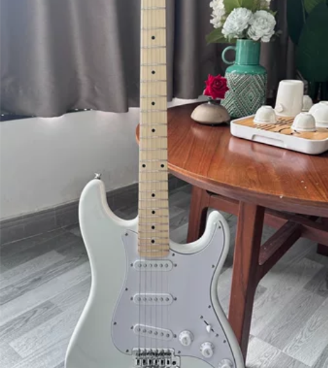 女生二手个人闲置转让原价2800的电吉他，...