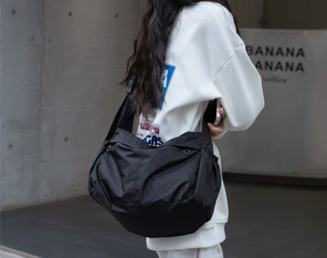 防水尼龙布饺子包男女同款斜挎包简约运动风大...