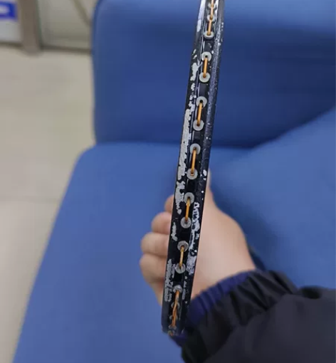 李宁新手入门拍，已绝版。磕碰较多，绑的胜利...