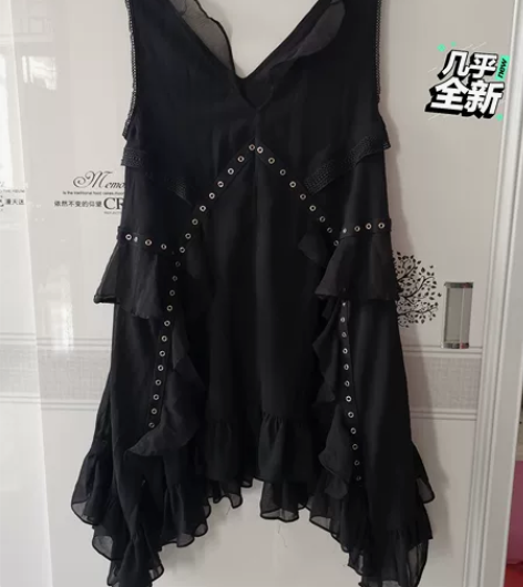 黑色连衣裙，暗黑朋克风，荷叶边拼接V领设计...