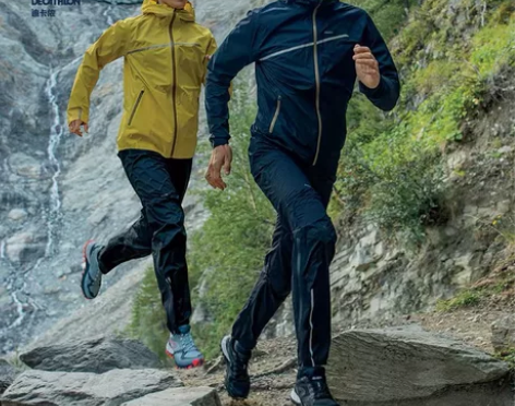 迪卡侬跑步风衣女款冲锋越野夹克防风防水户外...