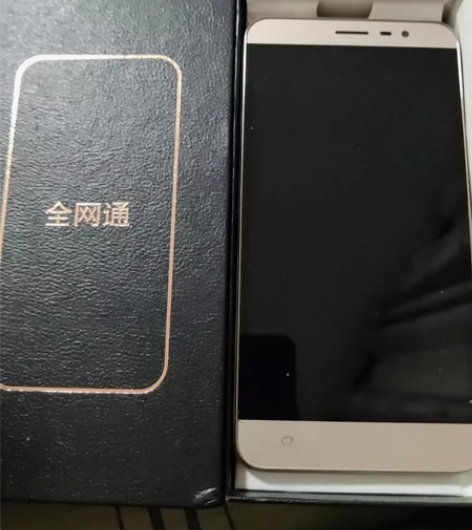 海信的手机，底角有一道裂纹，其他全新，没使...