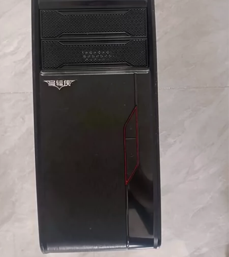 同城出一个空电脑机箱，支持大主板。前面耳机...