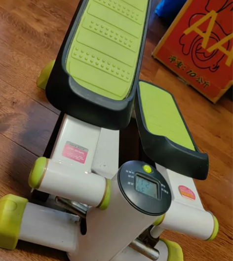 健身踏步机，功能正常，放家里很少用 踏步机...