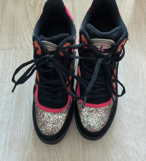 秀禾服婚鞋,穿了一个小时,37码,有点内增...