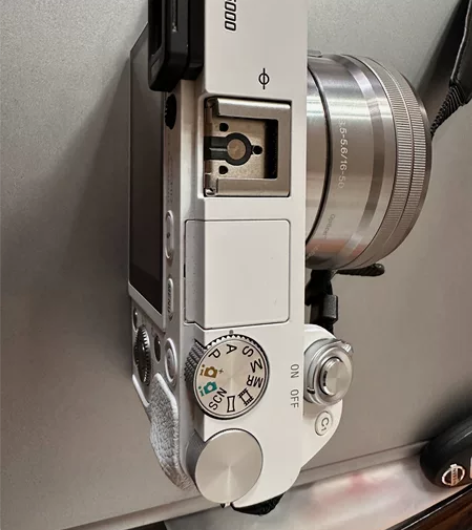 索尼a6000相机，白色 购于18年用的很...