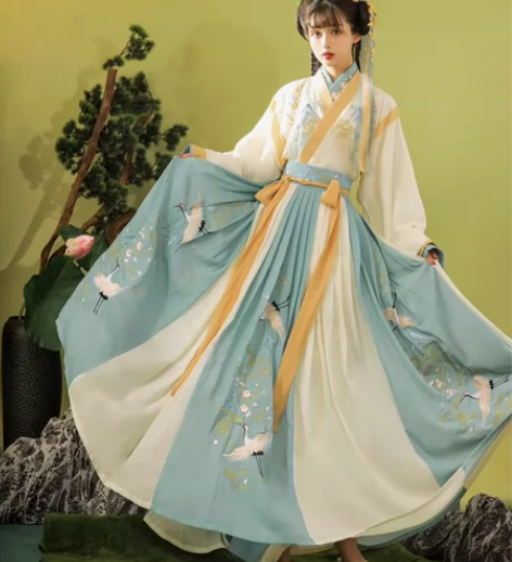 玉术的，穿过两天，那天下小雨，裙子脏了。我...