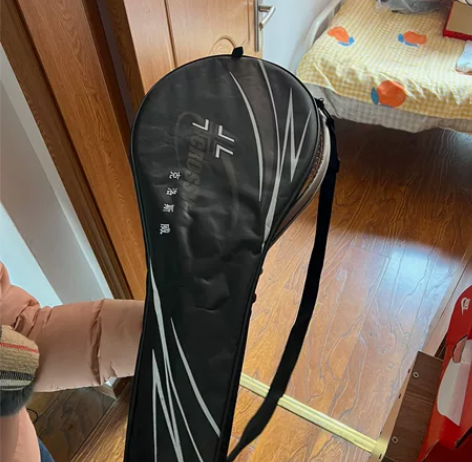 出两把网球拍，颜色为黑色和银色，款式为碳素...