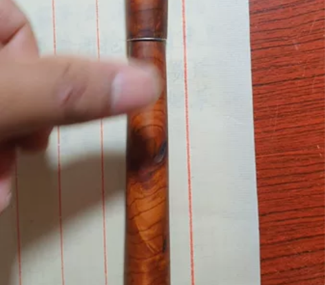 百年红豆杉实木钢笔，35号明尖旋帽，横向山...