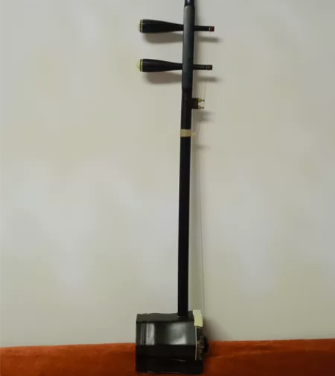 出一把黑檀木的二胡，品牌忘了，不是大品牌，...