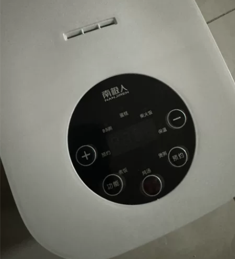 出南极人品牌的电饭煲，颜色为白色，款式为家...