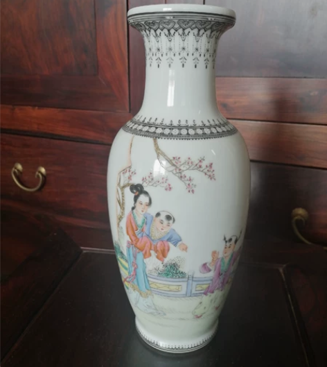 新年特价,景德镇七十年代婴戏人物花瓶,画工...