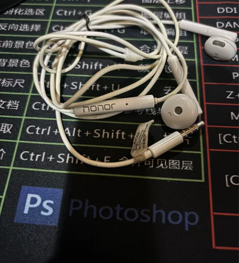 荣耀耳机 很好很新 闲置出了 原价：89现...