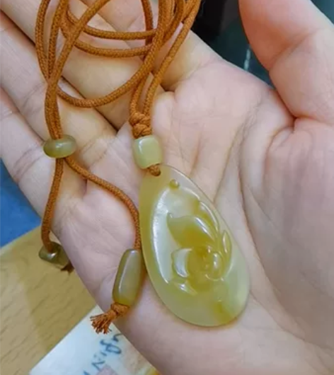 和田玉且末糖白雕刻一品清莲 雕刻的是一品清...