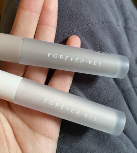 出 FOREVER KEY品牌的双色修容，...