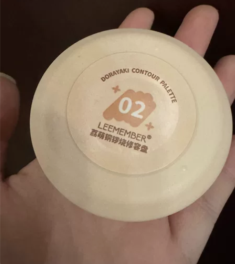 荔萌修容提亮盘 02 小瑕疵 亮闪处不小心...