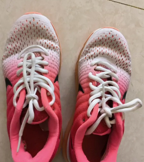 耐克女运动鞋，专柜买，1000多，全脚掌大...