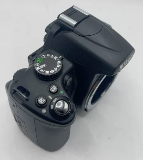 尼康D5000机身，外观很新，屏幕暗角，功...