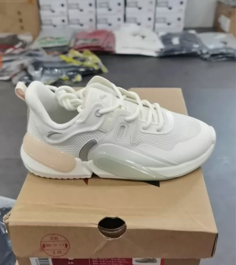 安踏女鞋春夏款，闪行35.5码，专柜撤柜，...