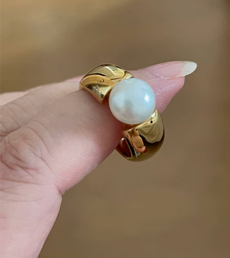 925银镀金镶淡水珍珠戒指。珍珠9mm。内...