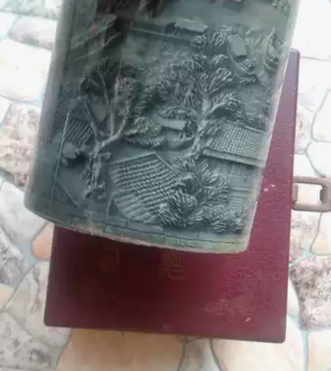 清明上河图笔筒，买房时原房主留下的，底部有...
