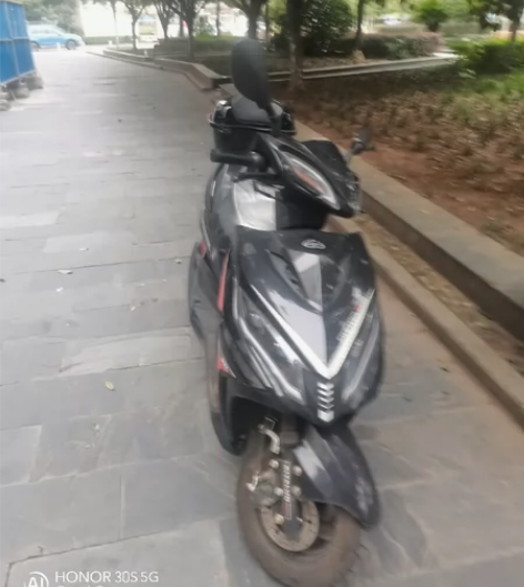 125踏板比亚伦摩托车21年买的。行驶70...