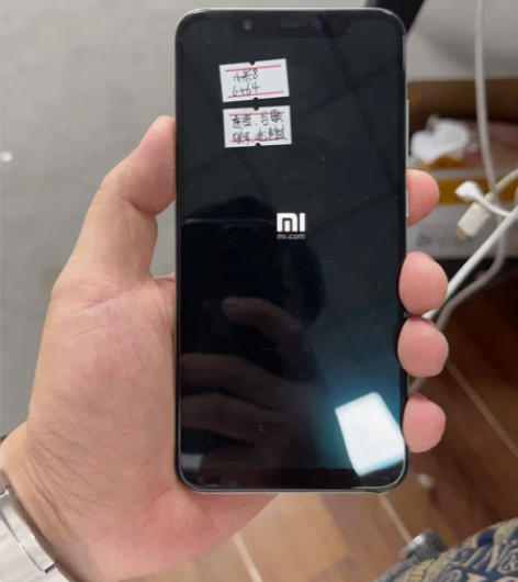 小米8。配置6+64。屏幕老化有账号电池鼓...