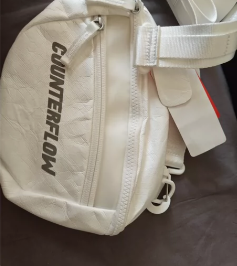 李宁的斜挎包 全新没背过 吊牌没拆 包邮 ...