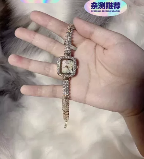 朋友送的全新DAVENA蒂玮娜小金穗镶钻镂...