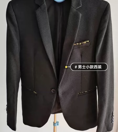 男士西装，九成新，图片有价格。二手商品不退...