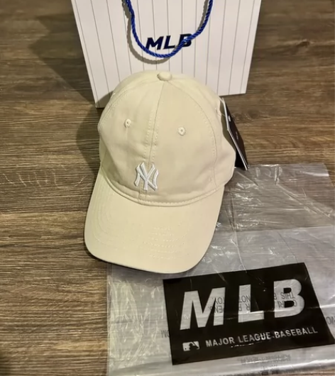 出一个MLB米色鸭舌帽，棒球帽之前实体店买...