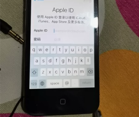 三个旧手机 一个黑莓 一个苹果4s 都能开...