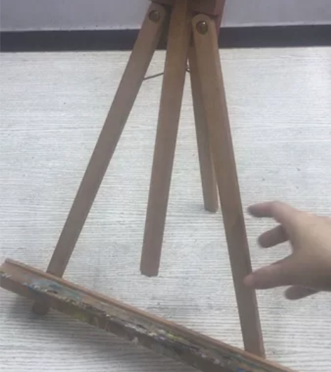 朋友画室不做，实木折叠台上画架，展开后可以...