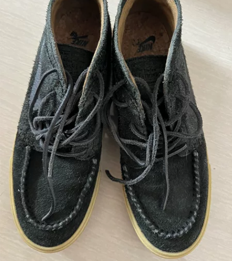 出黑色耐克Air Force休闲鞋，品牌是...