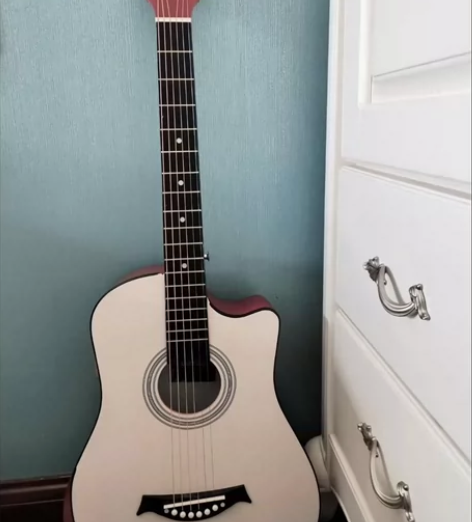 原价1800多的几乎全新吉他便宜出了，虽然...