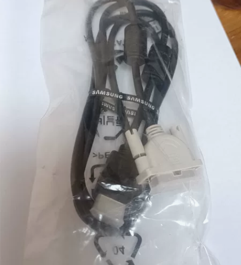 电脑主机连接线。DVI转HDMI可互相转换...