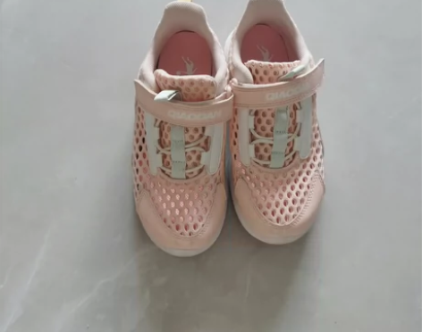 鞋子干净整洁，夏天的大网孔透气性好。鞋码3...