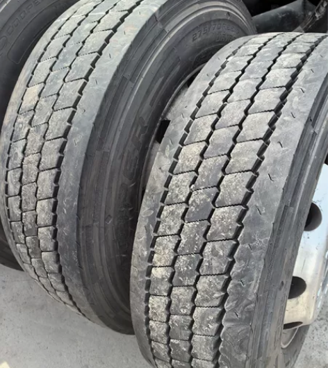 275 70R22.5,八九成新,品牌:固...