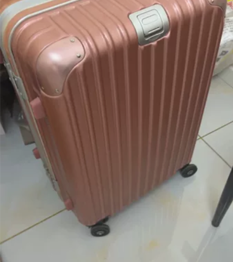 出26还是28的拉杆箱，采用PC材质制成，...