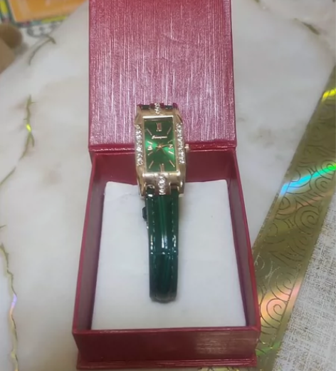 石英手表，买了没戴过，有喜欢的拿走 感兴趣...