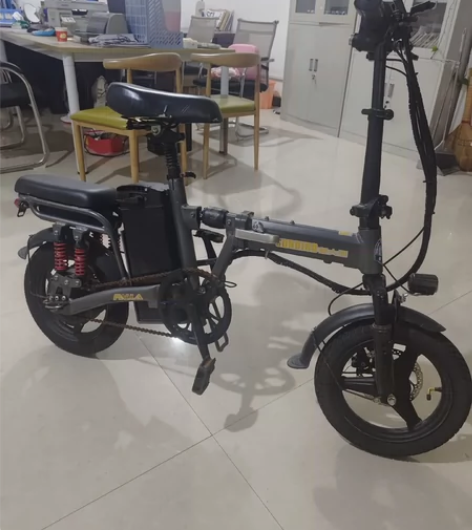 代驾折叠电动车,用了一年。 感兴趣的话点“...
